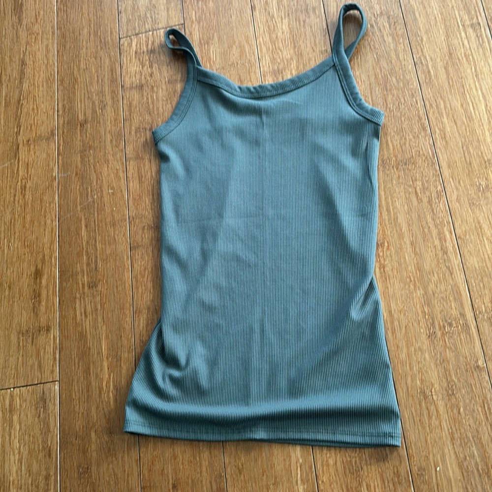 This is a forest green XS no boundaries tank top